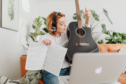 Fotobanka s bezplatnými fotkami na tému gitara, hranie, hudba