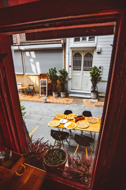 Table extérieure à Rome garnie de pizzas al taglio sur la rue