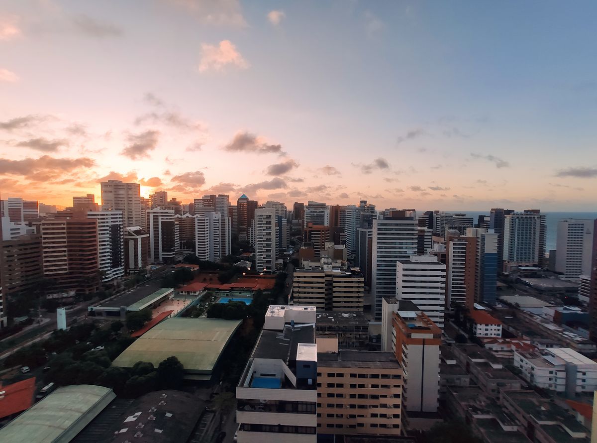 Vista aérea do Meireles, na orla de Fortaleza, ao entardecer