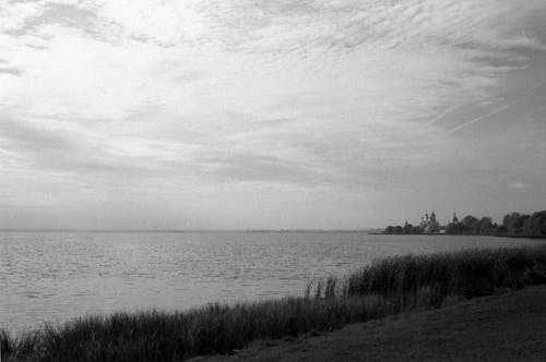 Fotobanka s bezplatnými fotkami na tému čierny a biely, horizont, krajina pri mori