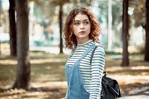 Femme Regardant Côté Gauche