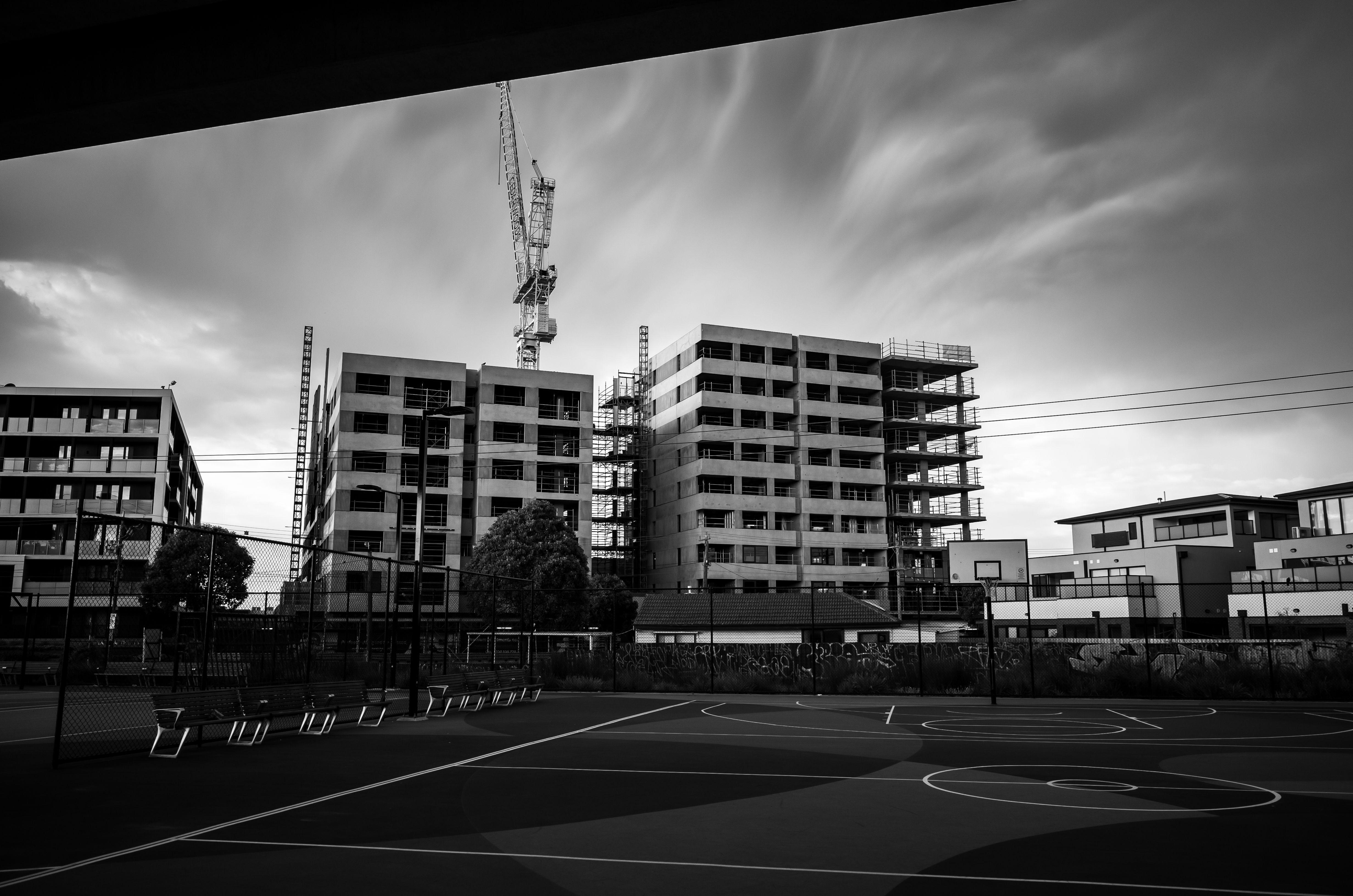 Bulutlu sabah isiginda Brisbane mahkeme binasinin dis cephesinden cekilmis fotograf