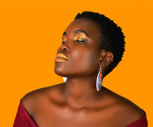 Бесплатное стоковое фото с афро-американка, гламур, желтый фон