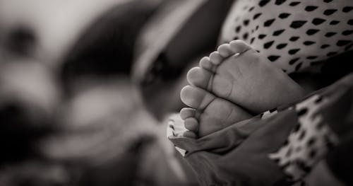 ayaklar, bebek, bebek ayakları içeren Ücretsiz stok fotoğraf