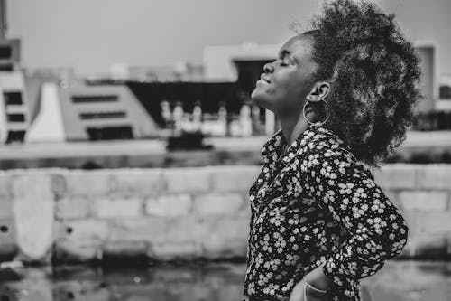 Gratis lagerfoto af åben, afroamerikansk kvinde, alene
