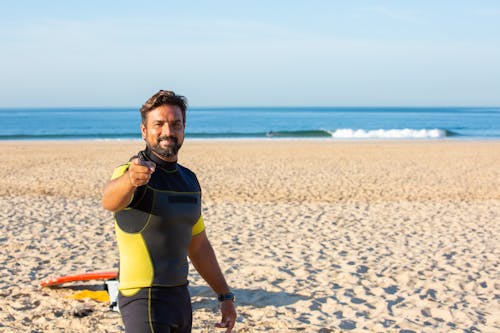 Man In Wetsuit Wijzende Vinger Op Camera