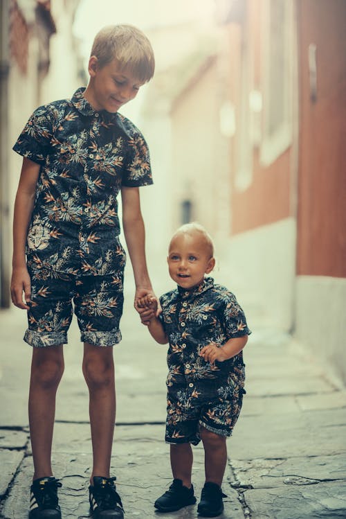 Selectieve Aandacht Fotografie Van Jongen Met Kind Hand