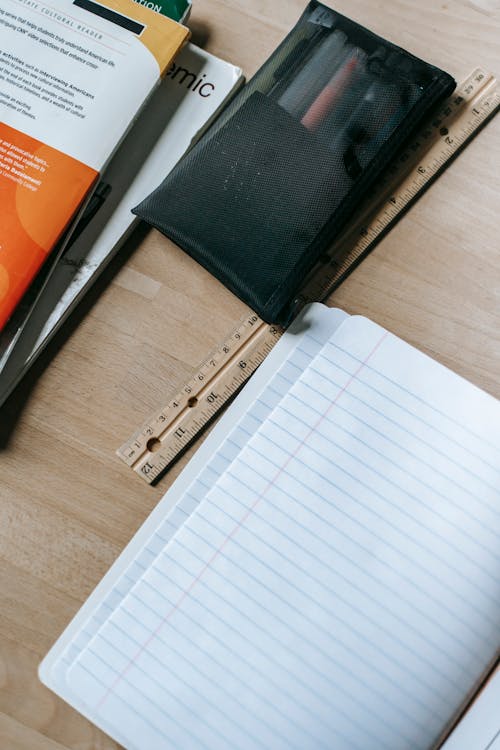 Caderno Aberto Na Mesa Com Papel De Carta