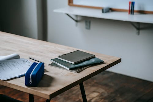 Gratis Escritorio Para Estudiantes Con Cuadernos Y Estuche Para LÃ¡pices Foto de stock