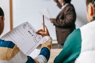 老师上课时，教室里的学生专注于工作表