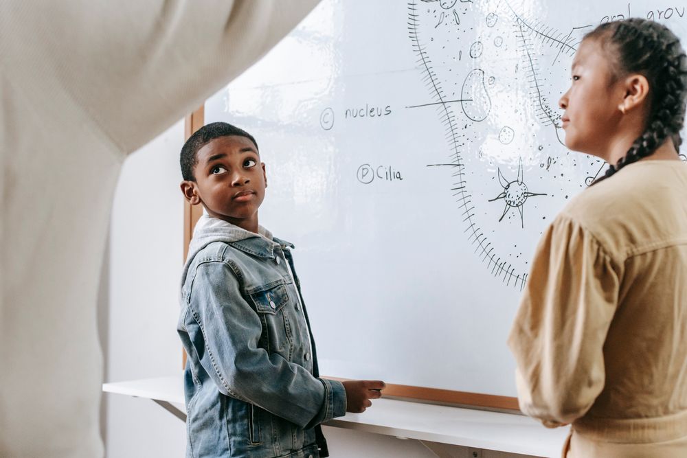 Vielfältige Gruppe von Kindern lernt gemeinsam im Klassenzimmer