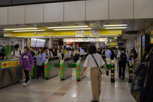 aydınlatılmış, insanlar, istasyon içeren Ücretsiz stok fotoğraf