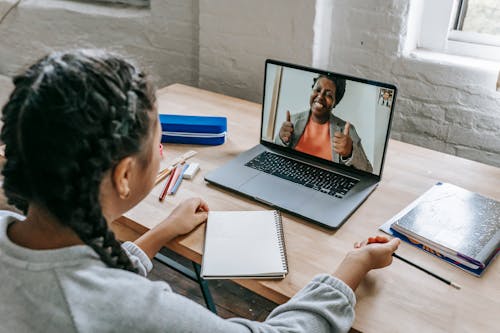 Etnisch Meisje Met Videochat Met Leraar Online Op Laptop