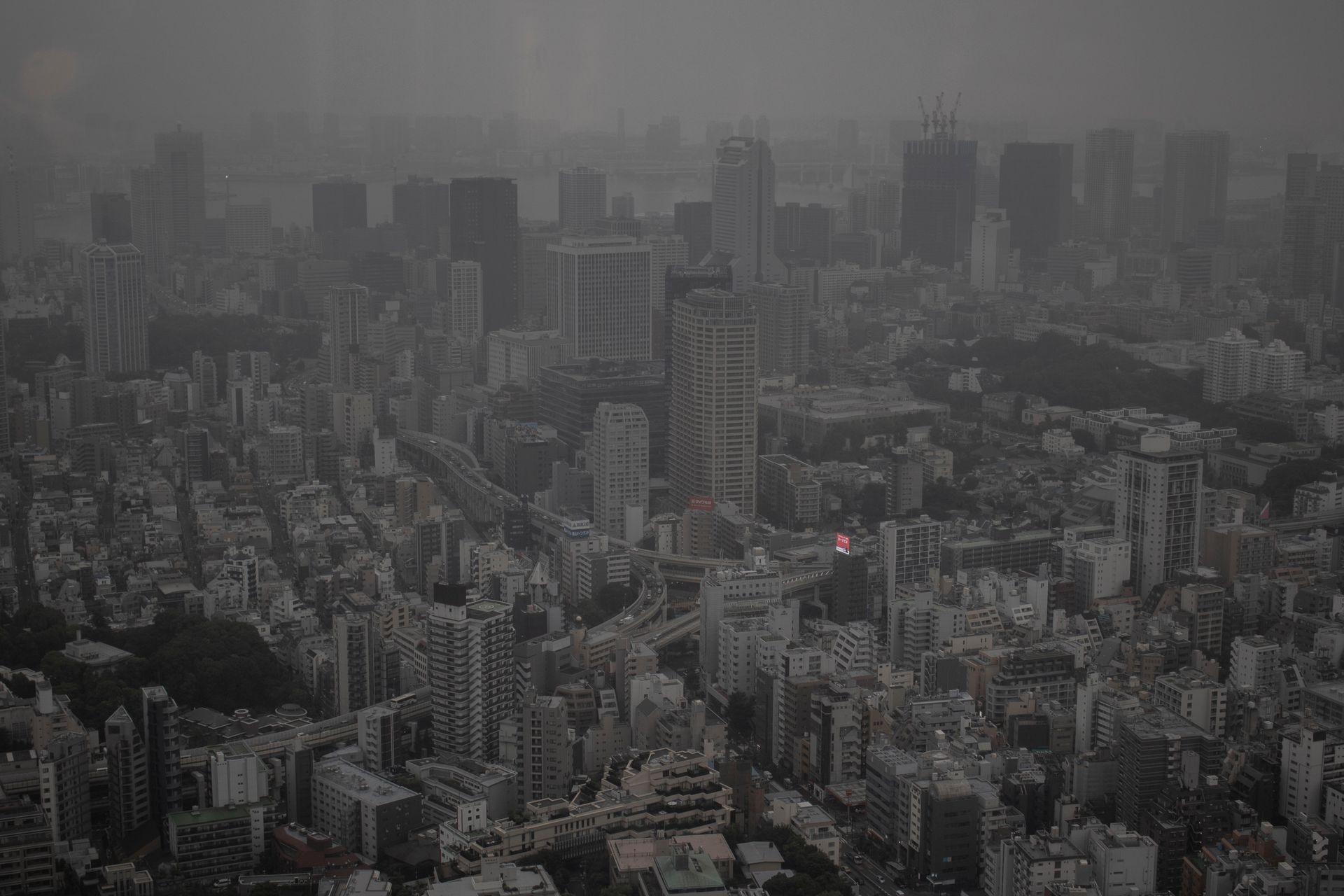 Une silhouette lointaine de Tokyo par un matin nuageux.