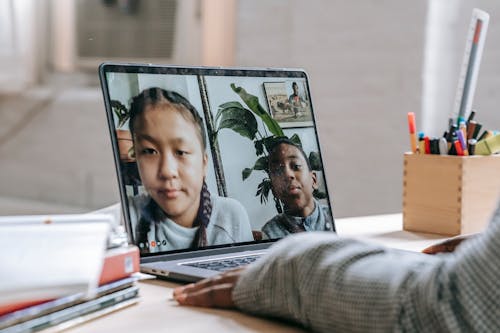 Zwarte Tutor Videogesprek Voeren Met Leerlingen