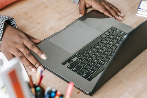 Gratis Mujer Negra, Usar La Computadora Portátil, En La Mesa Foto de stock
