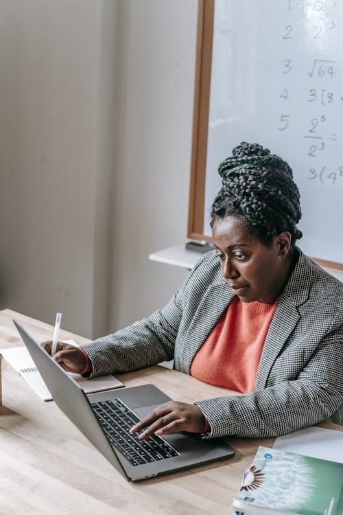 Schwarze Frau, Die Am Laptop Im Klassenzimmer Arbeitet