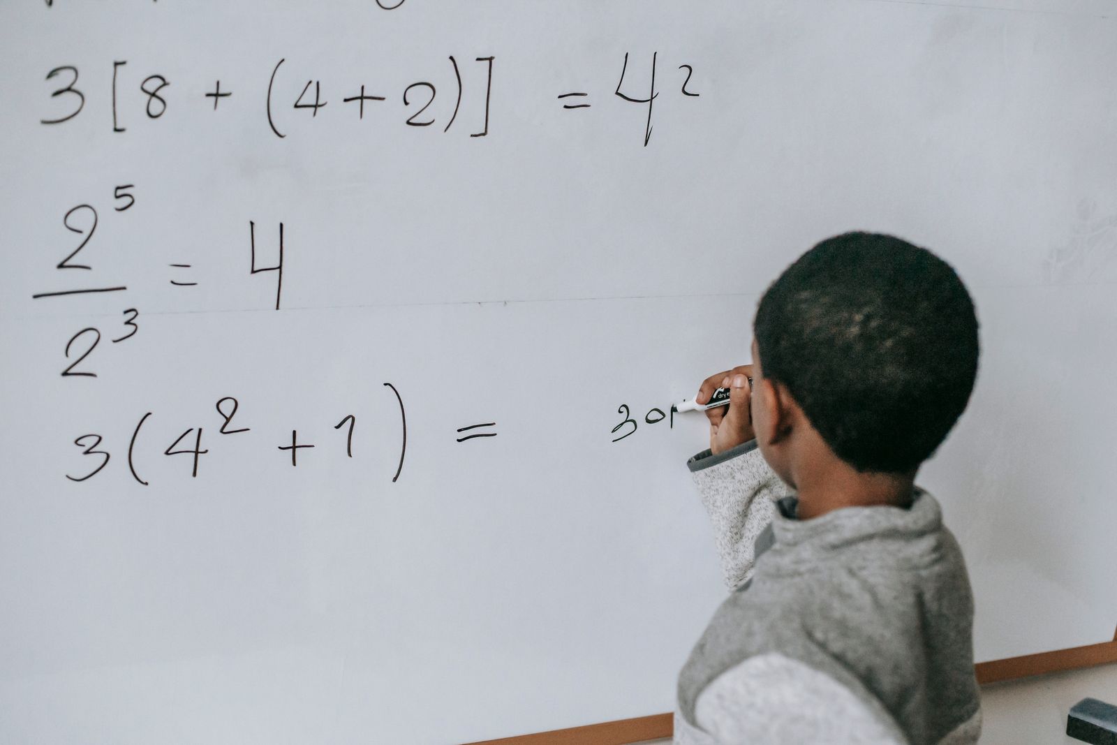 Caderno com equação matemática manuscrita