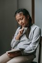 沉思的青少年在学校笔记本上写下想法，展现出深深的专注
