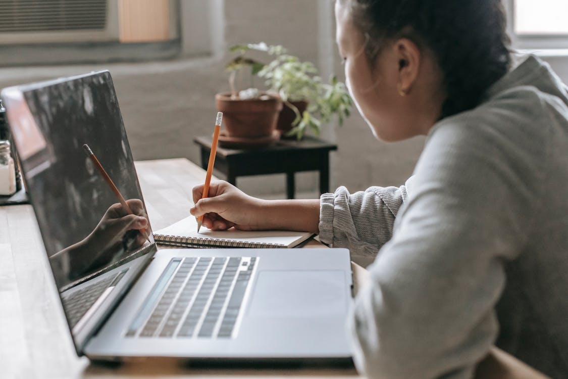 Ritaglia Lo Studente Al Tavolo Con Laptop E Notebook