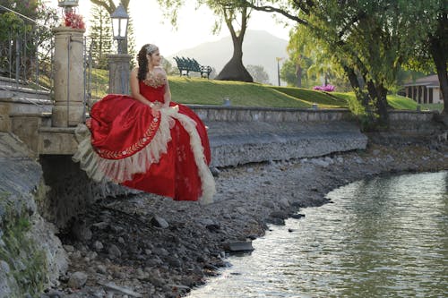 bezplatná Základová fotografie zdarma na téma břeh řeky, elegance, krásná žena Základová fotografie