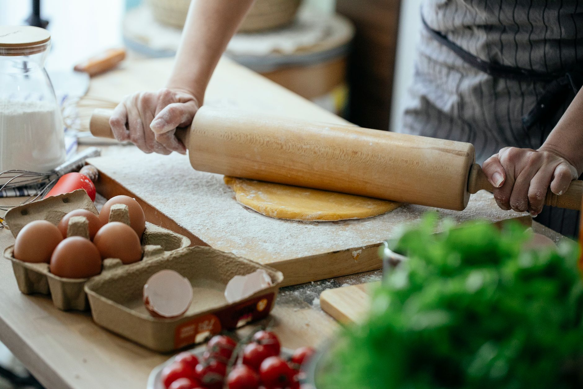 Planejamento de refeições semanais com ingredientes organizados na mesa da cozinha