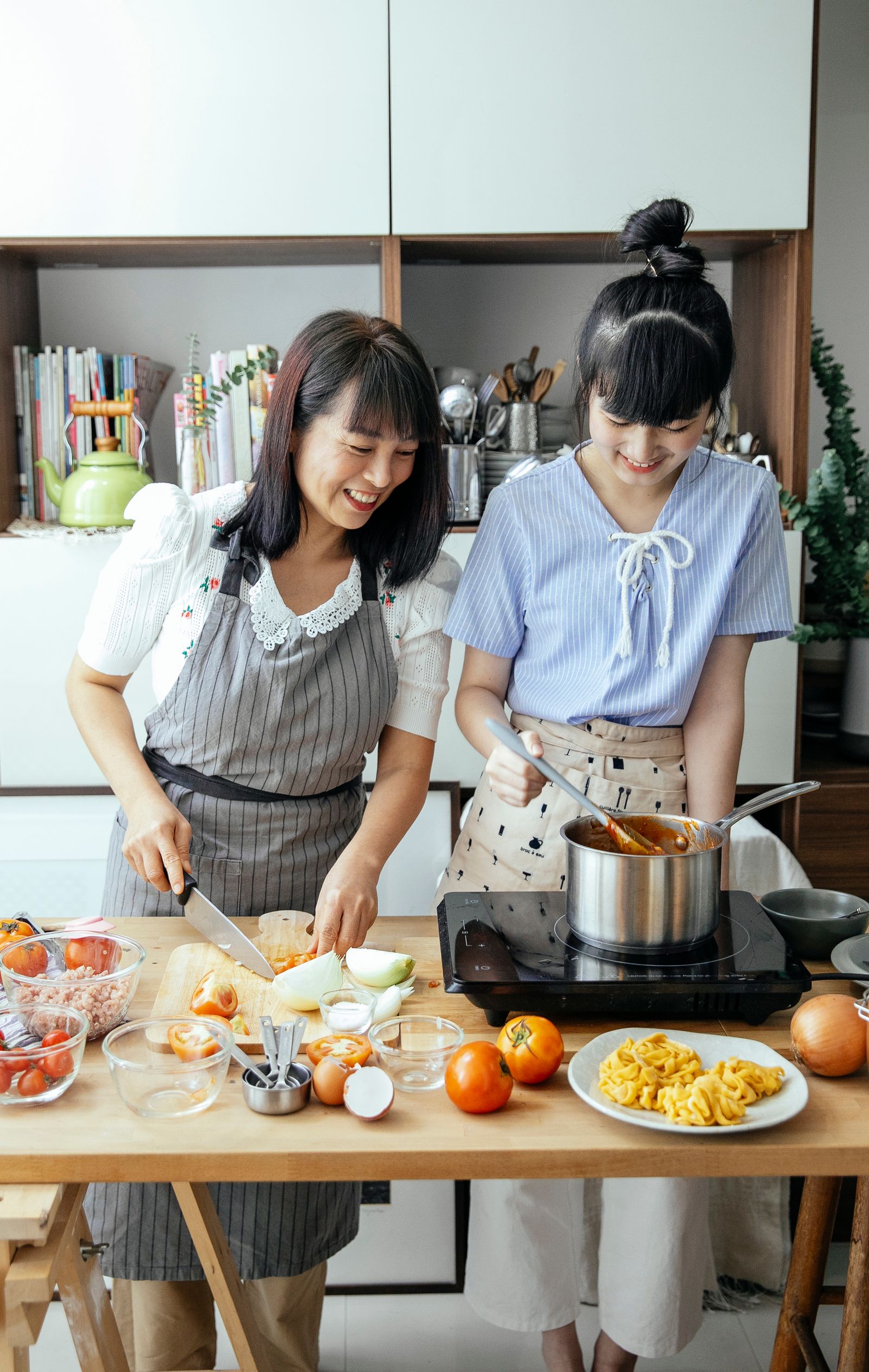 Mẹ và con gái cùng nấu ăn