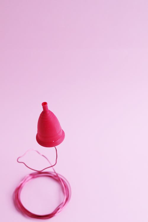 Gelas Plastik Merah Muda Di Tekstil Merah Muda