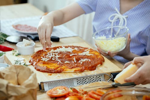 Orang Mengiris Pizza Di Atas Nampan Kayu Coklat