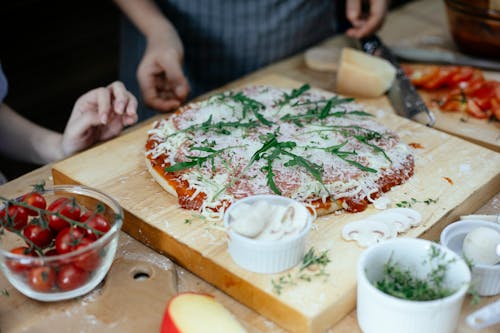 Pizza Na Brązowy Drewniany Stół