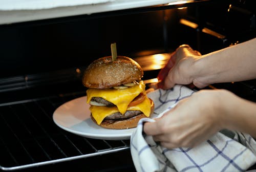 Burger Dengan Selada Dan Keju Di Piring Keramik Putih