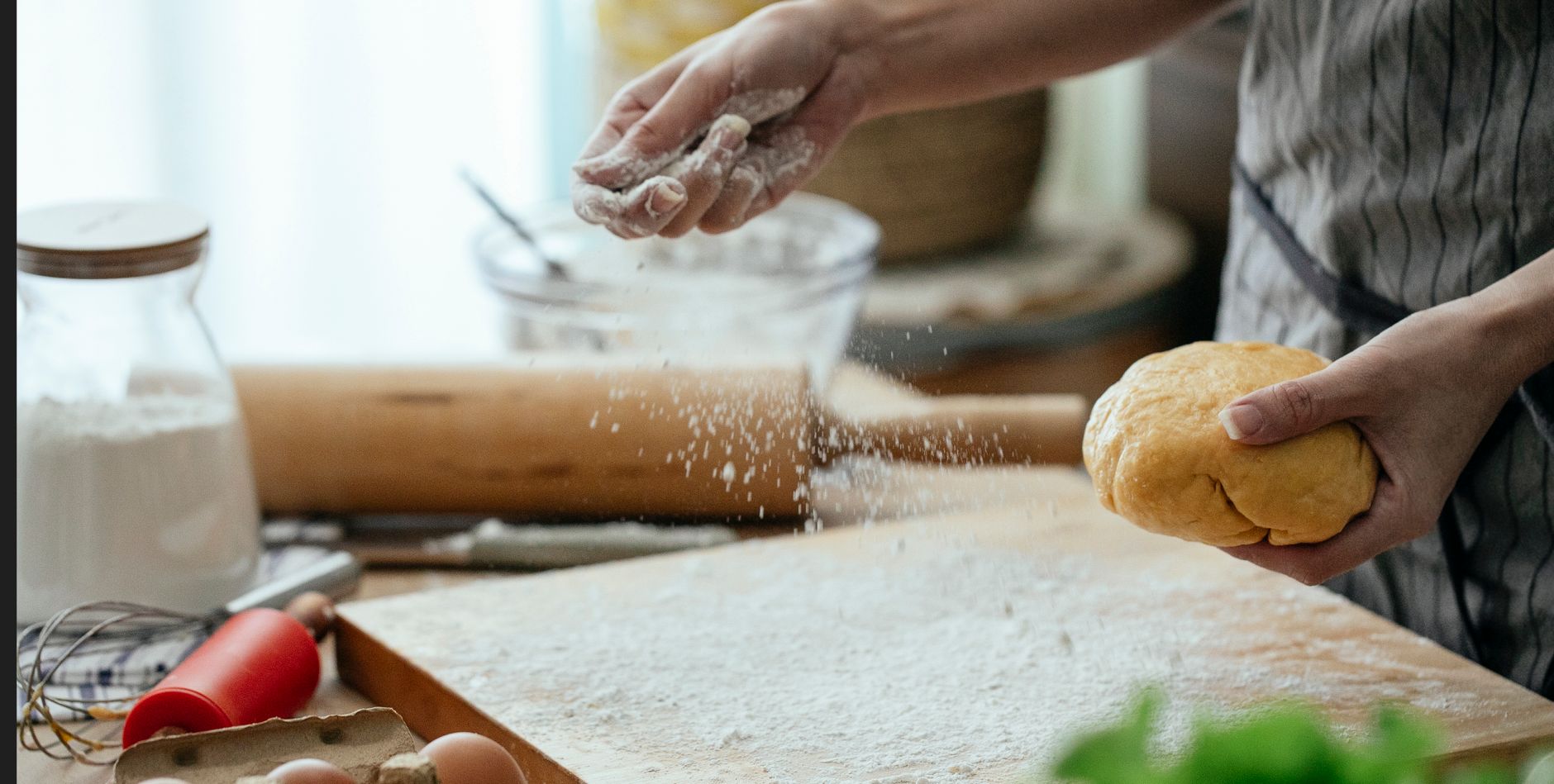 Proceso de cocción de alimentos Manos cocinando en la cocina