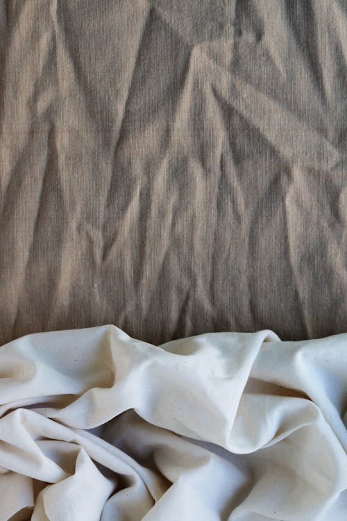 Kahverengi Tekstil üzerine Beyaz Tekstil