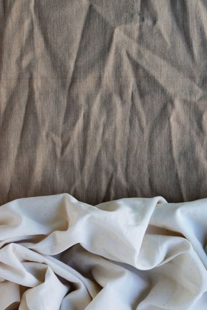 Cận cảnh texture vải tự nhiên và tổng hợp, so sánh bề mặt vải may áo dài