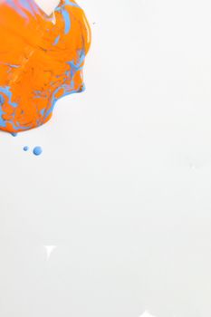 干净的白色背景上，溅满了充满活力的橙色和蓝色抽象油漆