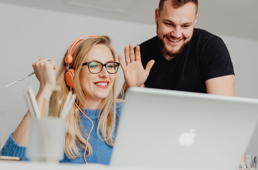 Online dating: starting a conversation on a niche platform