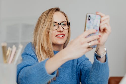 Gratis lagerfoto af blond hår, briller, hænder