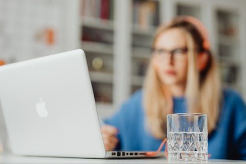 Gratis lagerfoto af bærbar computer, drikkeglas, glas vand