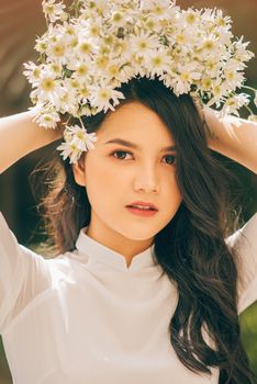 越南妇女头戴花冠的肖像，展现了亚洲女性的优雅与美丽