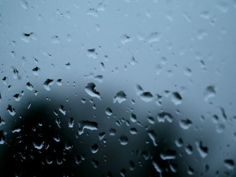 玻璃窗上雨滴的宁静特写，唤起平静的雨天心情