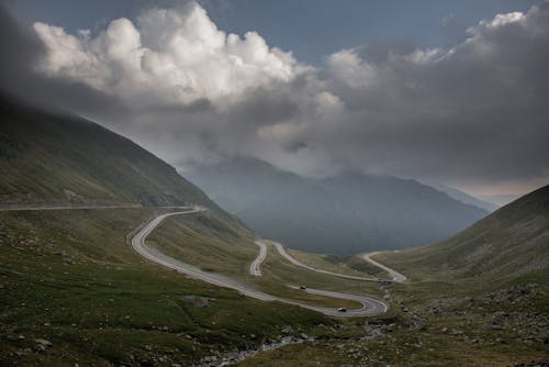 Gratis lagerfoto af asfalt, græsarealer, grønne bjerge