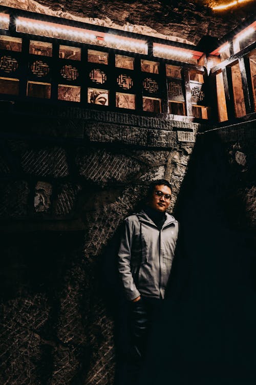 Darmowe zdjęcie z galerii z azjata, betonowa ściana, mężczyzna