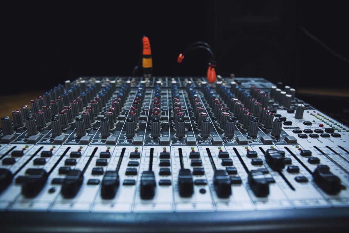 Consola de audio en el estudio