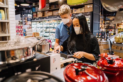 Couple à La Recherche D'articles De Cuisine à L'intérieur D'un Magasin