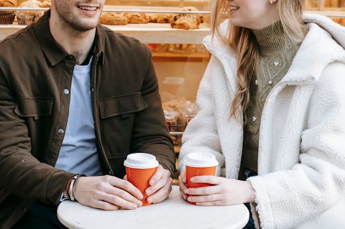 Man En Vrouw Met Rode En Witte Koffiekopjes