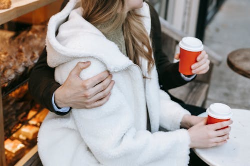 Vrouw In Witte Jas Met Rode En Witte Kop