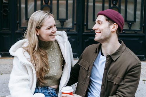 Man En Vrouw Zittend Op Een Stoel