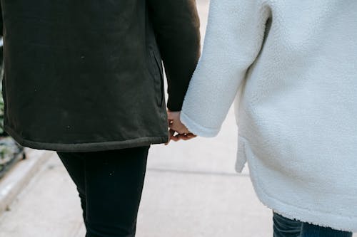 Wanita Dengan Rok Hitam Dan Sweater Putih Memegang Tas Kulit Hitam