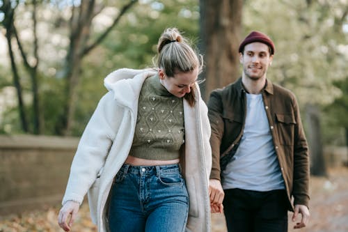 Homme En Pull Gris Et Femme En Manteau Gris