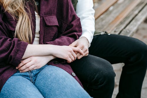 Wanita Dengan Jeans Denim Biru Duduk Di Bangku